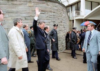 President Ronald Reagan Shot PHOTO Seconds B4 Waving Assassination John Hinckley