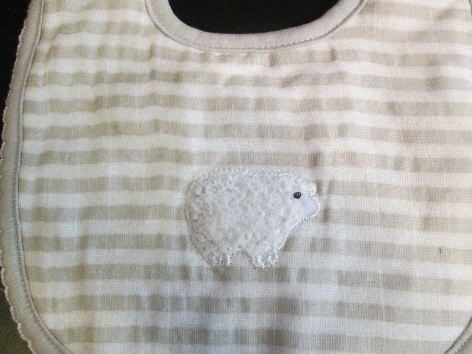 Babero de algodón a rayas grises con apliques de cordero de Mud Pie, nuevo Foto 2 de 2