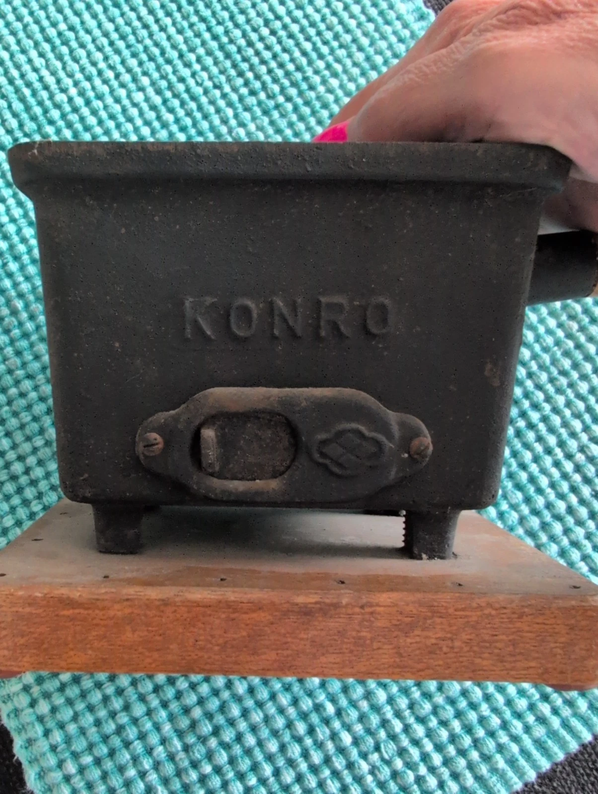 Vintage Konro Mini Tabletop Hibachi Grill With Handle. Cast Iron. 5.5"x4"x4"
Opens in a new window o