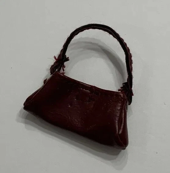 BOLSO MONEDERO BRATZ YASMIN SECRET FECHA CIEGA 2004 BORGOÑA SOLO ACCESORIOS MUÑECA Foto 3 de 3