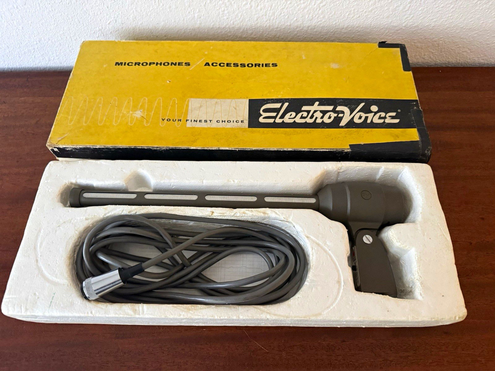 Electro-Voice 644 Dynamic Handheld Mic - XLR 1/4" - sold as is