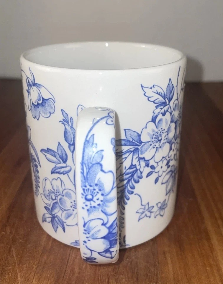 Caneca SPODE Williams Sonoma Honeywall azul e branco floral 2005 Inglaterra - Imagem 3 de 4