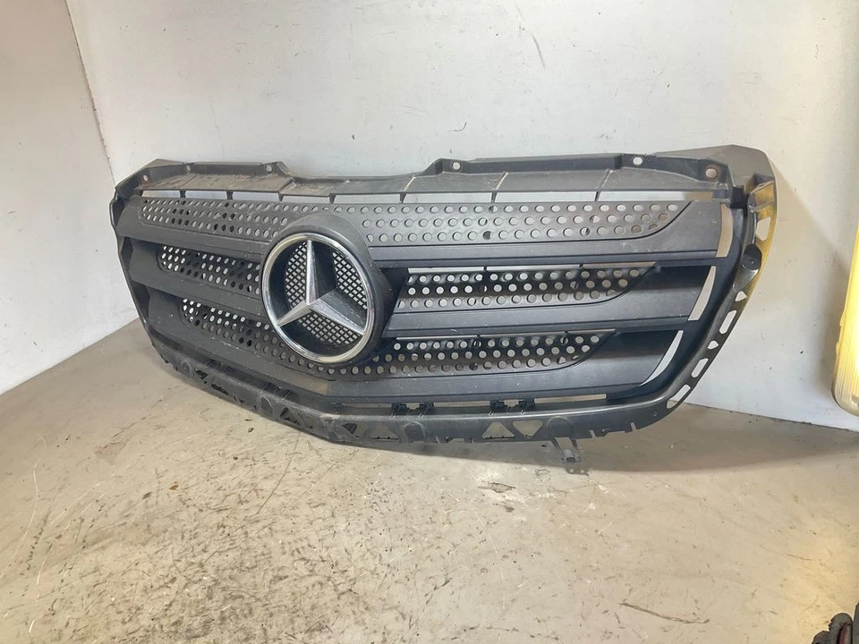 Mercedes-Benz Sprinter W906 2015 Front Upper Grille A9068800885 SIG61225 - Image 4 of 4