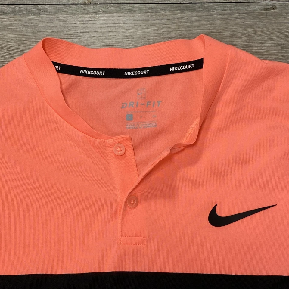 Camisa Nike Para Hombre Pequeña Naranja NikeCourt Dri-FIT Henley Negra Blanca Tenis Foto 2 de 4