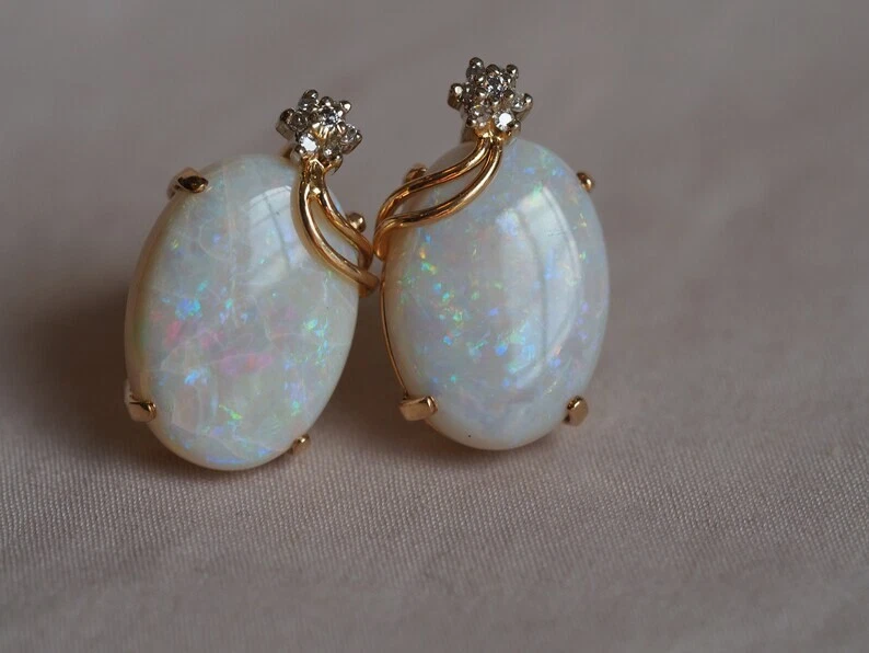 Aretes solitarios ovalados de ópalo genuino de 4 quilates chapados en oro amarillo de 14 quilates Foto 2 de 4