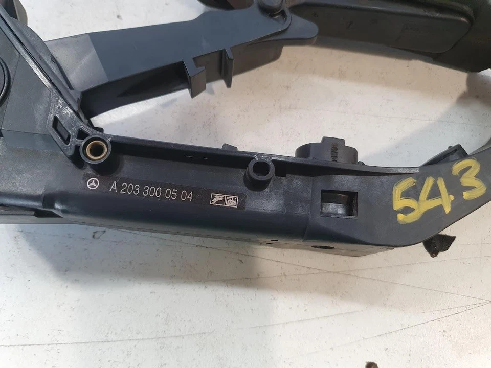 MERCEDES C CLASS PEDAL ASSEMBLY ACCELERATOR PEDAL, P/N A2033000504, W203, SEDAN, - image 3 of 4