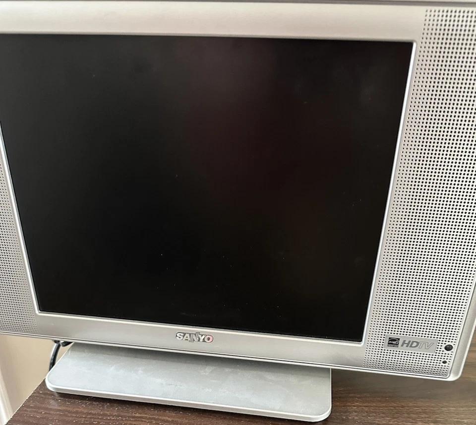 Sanyo DP15647 19" LCD Television / Monitor  TESTED Vintage Gamers TV + Remote - Image 3 of 4