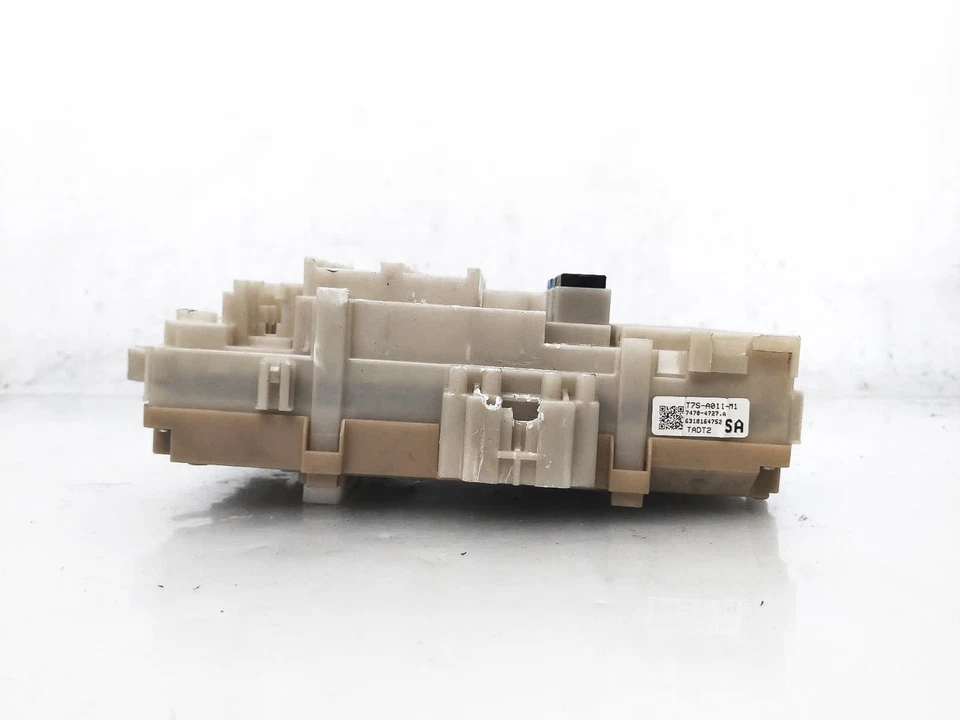 Honda Hr-V 2017-2018 cabina interior caja de fusibles 38200-T7s-A01 *tiene pestañas astilladas Foto 2 de 4