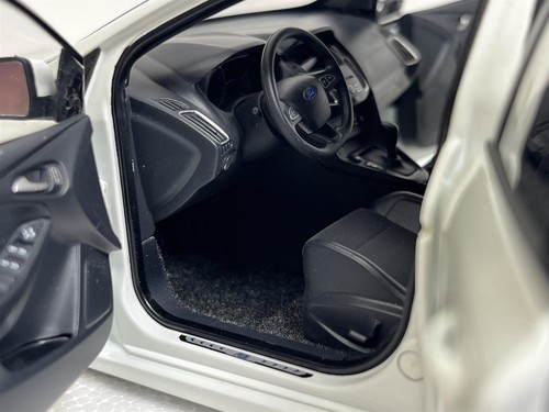 Ford Focus Rs 2016 Frozen Blanco 1:18 Escala Autoart 72951 - Imagen 7 de 12