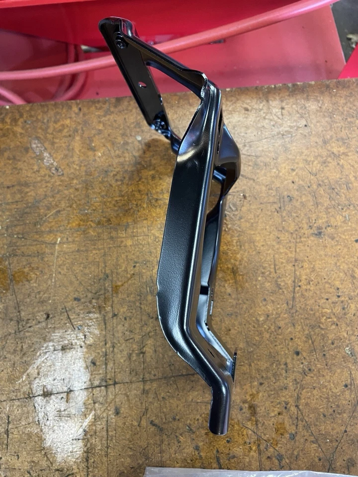 Центральная опора радиатора для Mercedes Benz E320 2003-2009 годов выпуска - Изображение 3 из 4