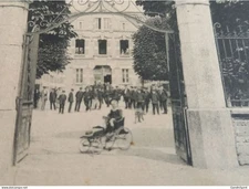 Bar sur Seine (Aube) - Voiture à Pédale à l'Entrée Principale de l'Ecole Primair