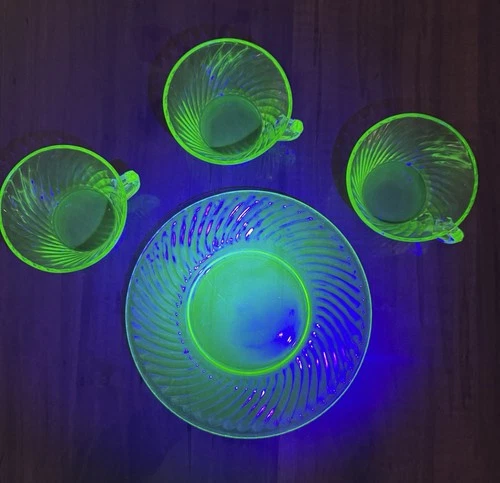 4 Pcs Green Uranium Glass Vaseline Glass Vintage Plate,  3 Cups Depression