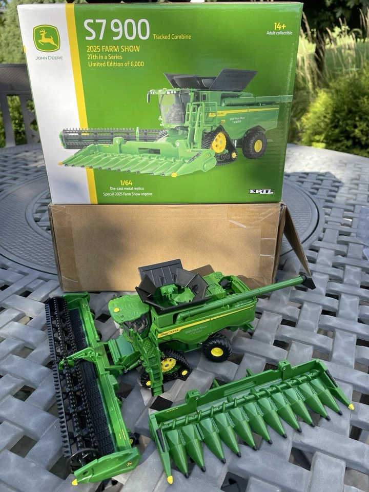 New Ertl 1/64 2025 John Deere S7 900 Tracked Combine Farm Show Edition *NIB* - Image 4 of 4