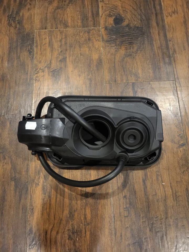 Receso de llenado de tanque Mercedes-Benz 2019-2025 OEM G550 G63 AMG 465-630-95-00 Foto 2 de 3