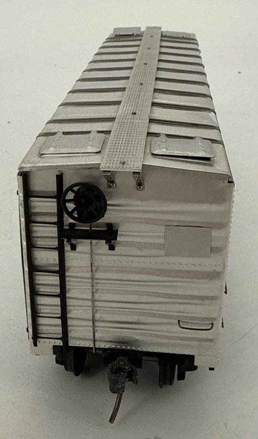 O Gauge PFE 45698 Refrigerator Car 10.5" Pacific Fruit Express Silver Reefer Car - Image 2 of 4