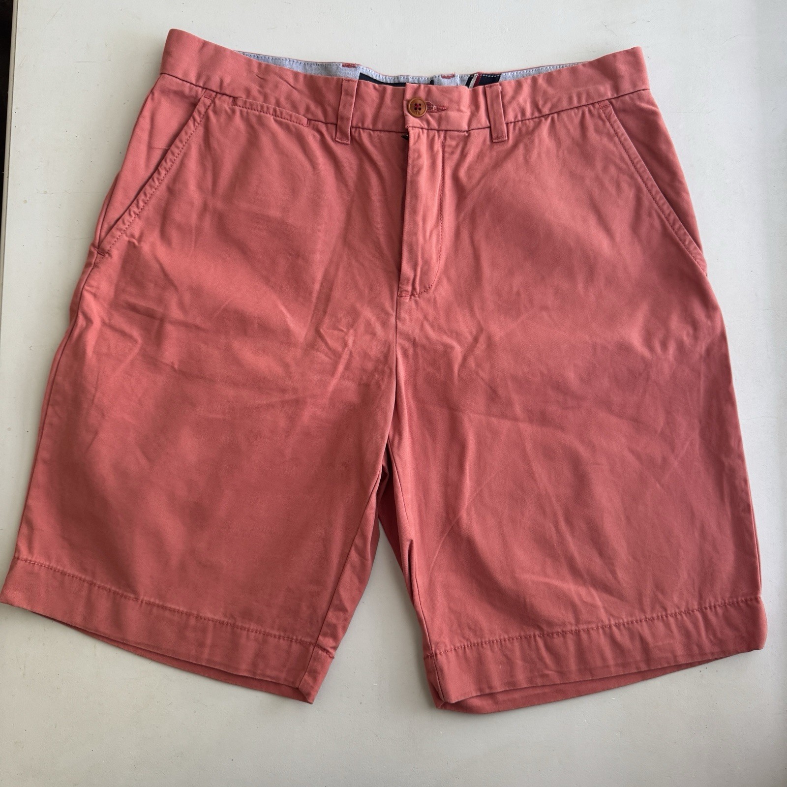 Tommy Hilfiger Men's Classic Fit Salmon Chino Shorts 10 Inseam Size 34 Flat Front