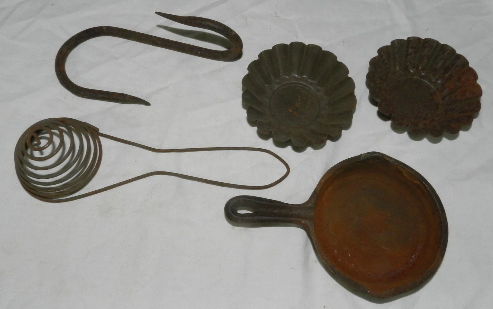 Lot of 5 Vintage Small Kitchem Items - Mini Cast Iron Skillet, Egg separator, Ho
Opens in a new wind