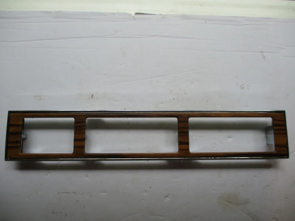 Bisel de montaje de placa GM 20652607 1985-1990 Buick Electra Foto 2 de 4