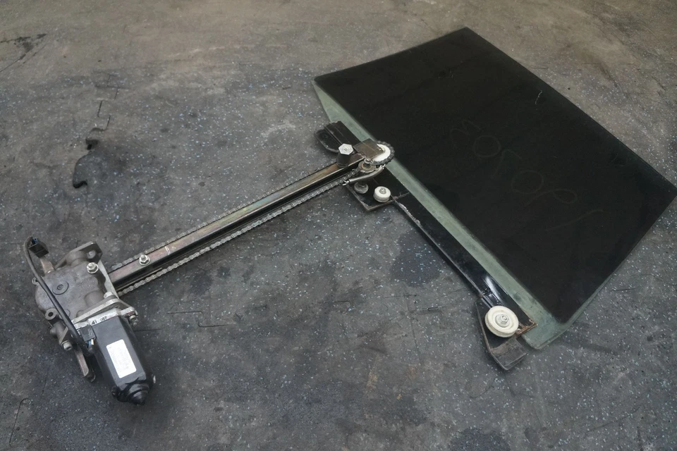 Conjunto de cadena de motor de vidrio para ventana de puerta trasera izquierda OEM Bentley Turbo R 1991 Foto 4 de 4