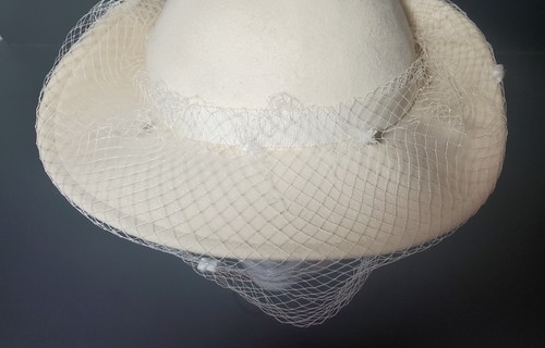 NOS Michael Howard Georgi Vintage Ivory 100% Wool Hat Net Veil & Feather Accent - Picture 6 of 15