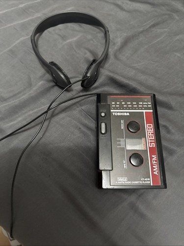 Vintage Toshiba KT-4016 Portable Cassette Recorder Player AM/FM Radio READ