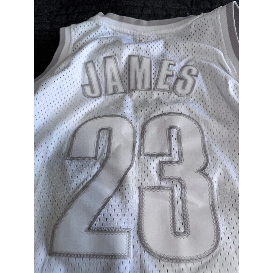 Rare Reebok LeBron James NBA Cleveland Cavaliers All White Swingman Jersey XXL - Image 4 of 4