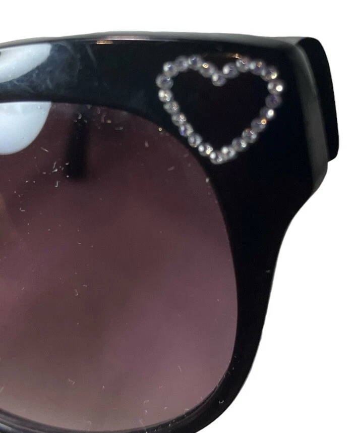Gafas de sol BETSEY JOHNSON BJ173 negras con estrás corazón emblema estilo cuervo Foto 3 de 4