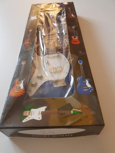 Miniature Guitar - Handmade - 24Cm - Varnished Wood #24 - Picture 7 of 7