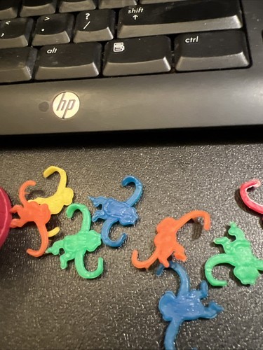 Vintage 1998 Barrel of Monkeys Keychain - Picture 4 of 8