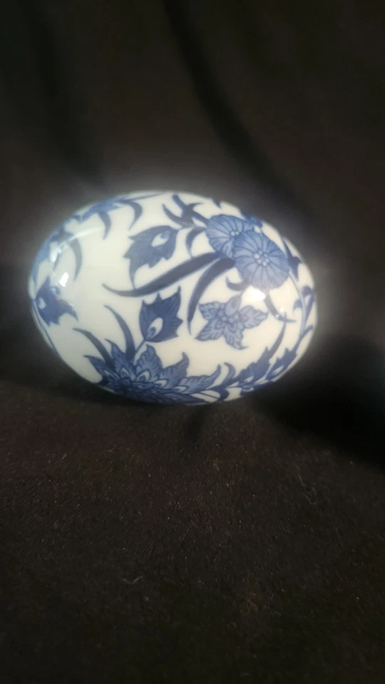 Vintage Cobalt Blue And White Floral Chinoiserie Porcelain Egg approximately3x4” - Изображение 4 из 4