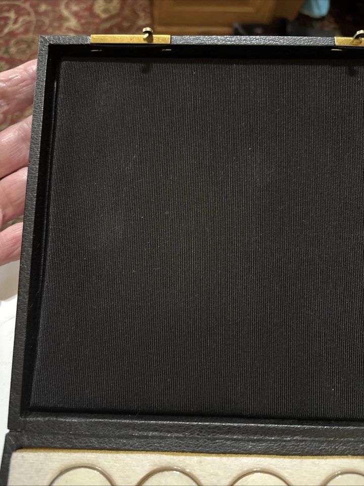 Juego de 25 tarros de gemas de joyería (1,25" d.) en almacenamiento estuche forrado con cierre de exhibición Foto 3 de 4