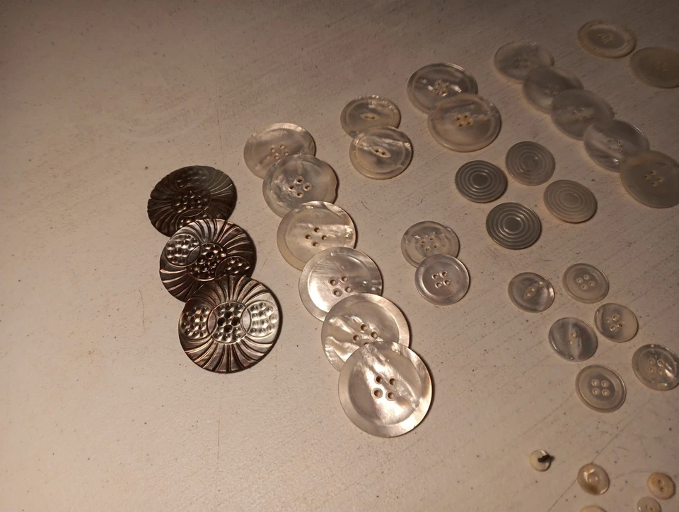 Pearl Shell Vintage Buttons Lot - Image 2 of 4