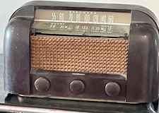 Mid Century Modern RCA 66X1 Two Band Tube Radio. 1946. Good Case. Low low price 