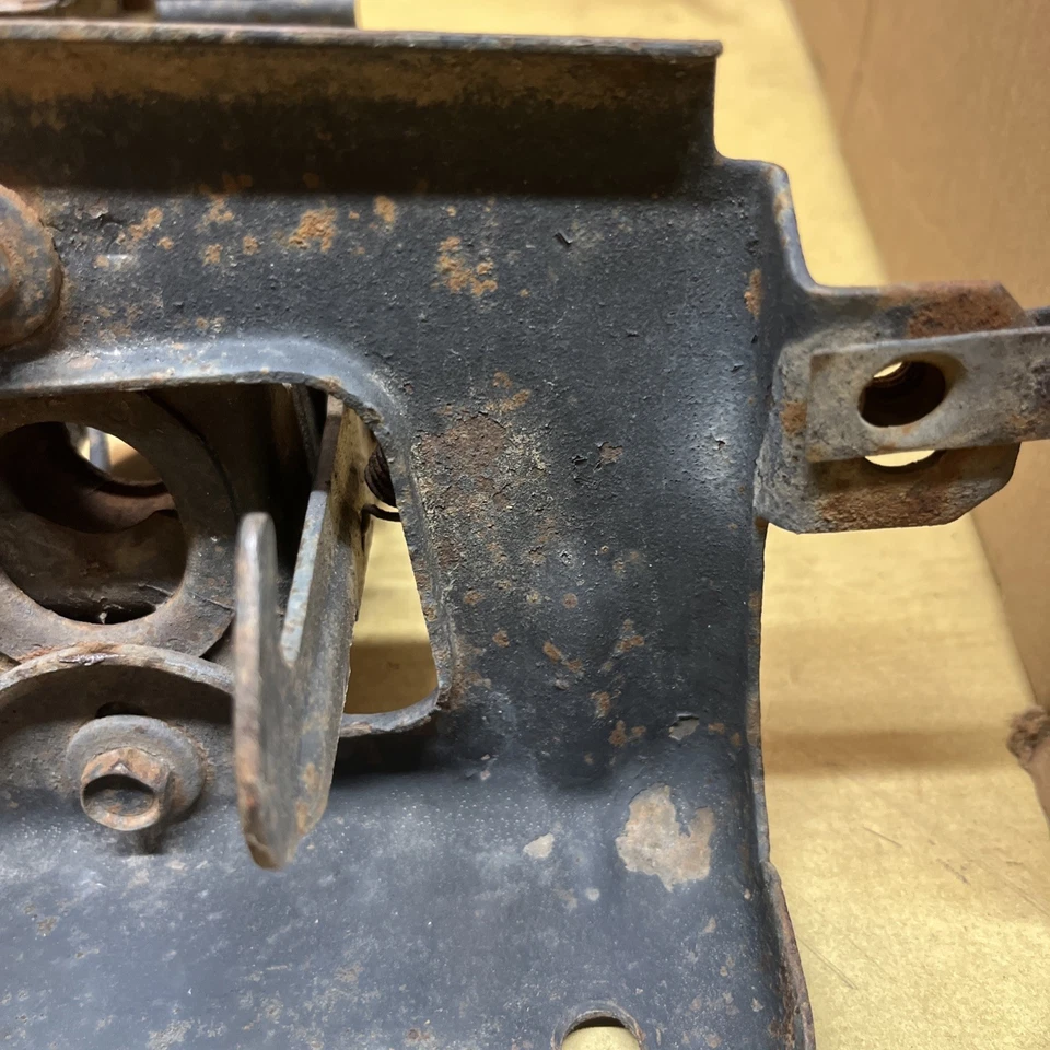 Ford Mustang 1965 1966 capó cierre de pestillo montaje de soporte central todos los estilos de carrocería Foto 4 de 4