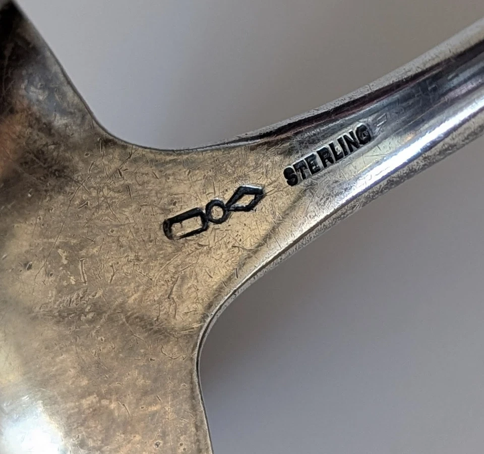 Cuchara para servir Hamilton Diesinger de plata esterlina 12" largo tope hombro 149 gramos Foto 4 de 4