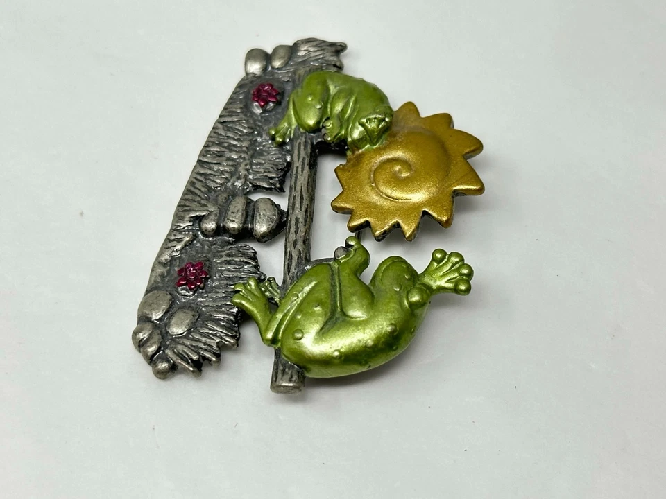 Broche prendedor BONITAMENTE FIRMADO DD Silvertone verde amarillo esmalte ranas en balancín sol Foto 2 de 4