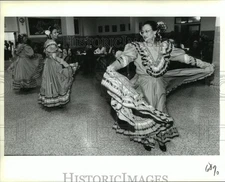 1993 Press Photo San Antonio Dancers Perform Chiapanechas at Christmas Festival