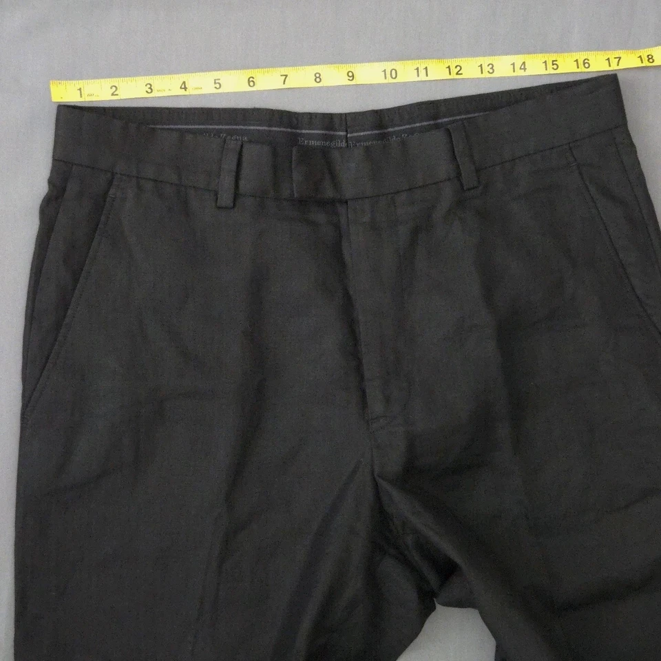 Calça masculina Ermenegildo Zegna 34x32 linho preto frente plana perna reta - Imagem 3 de 4