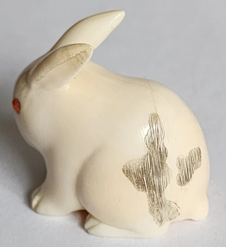 Sujet animalier ancien, Lapin en Matière naturelle sculptée, Yeux en Corail - Photo 3/4