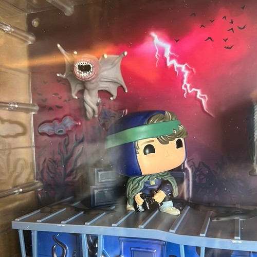 Stranger Things Phase Three Dustin, Eddie & Demobats Deluxe Pop! Funko moment - Foto 5 di 7