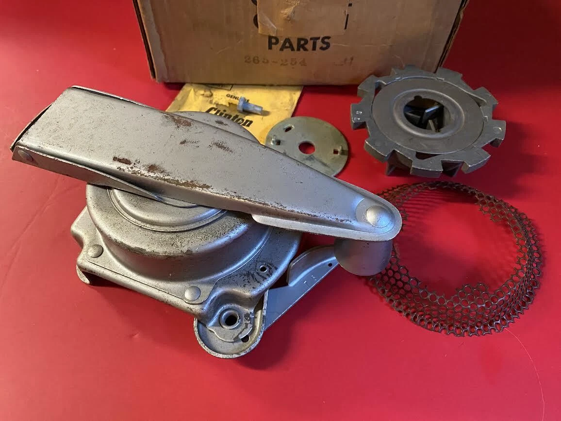 Image of Hand-crank lawn mower