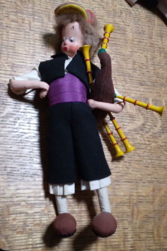 VINTAGE 11"  KLUMPE DOLL~ BAG PIPE PLAYER~VGC