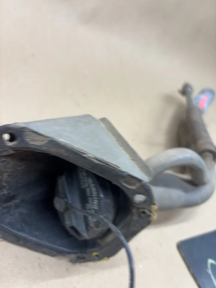 Dodge Dakota 1987-1996 primera generación debajo de la cama llenado de combustible cuello manguera cubierta configuración 3,9 Foto 3 de 4