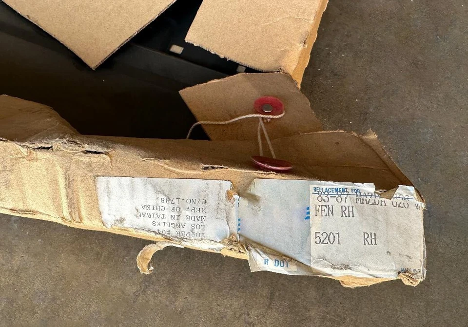 RH (Passenger Side) FENDER. 83-87 MAZDA 626 SEDAN HATCHBACK Foto 2 de 2