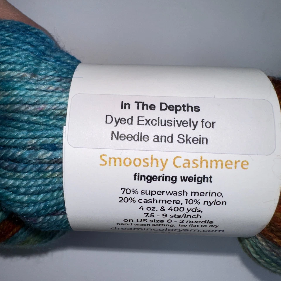 Sueño en color suave cachemir lana merino dedo peso hilo en las profundidades Foto 3 de 4