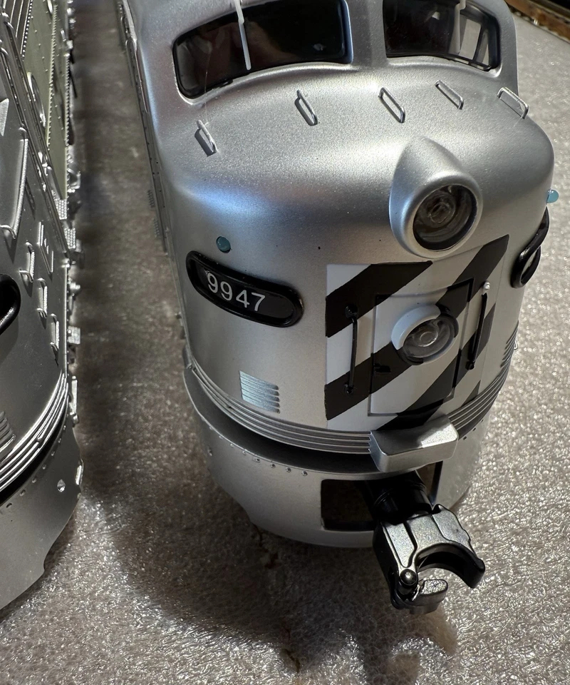 Atlas O 30138252/3 Burlington Northern E8 #9947 & 9970 BOTH POWERED - Image 4 of 4