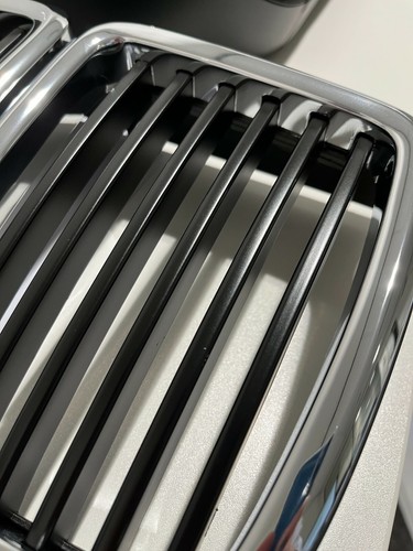 Genuine BMW Standard E30 & M3 Front Centre Radiator Kidney Grill 51131945877 - Picture 4 of 4