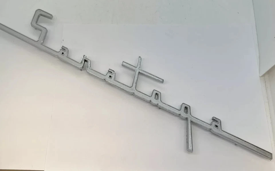 Chrysler Saratoga 1958 guardabarros delantero placa de identificación adorno emblema escritura 1754818 nuevo en stock Foto 3 de 4