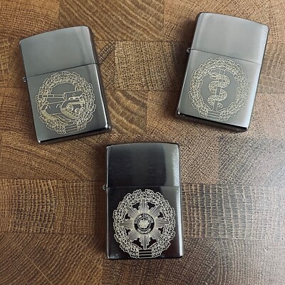 Café Viereck   Original Zippo Edelstahl matt Feuerzeug mit Barettabzeichen