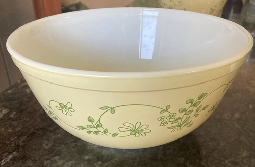 Vintage Pyrex 403, Shenandoah Mixing Nesting Bowl - Yellow & Green - 2.5 Quart